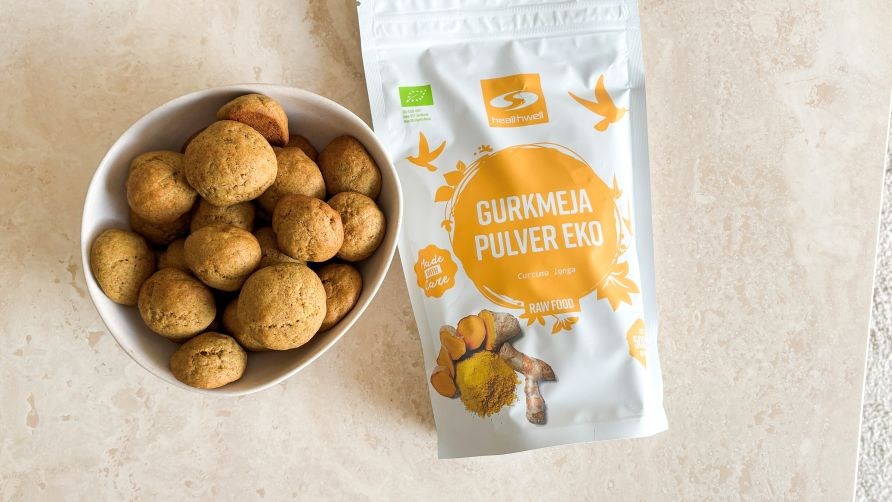 Pebern�dder ligger i en sk�l ved siden af en pose Healthwell Gurkemeje �KO.